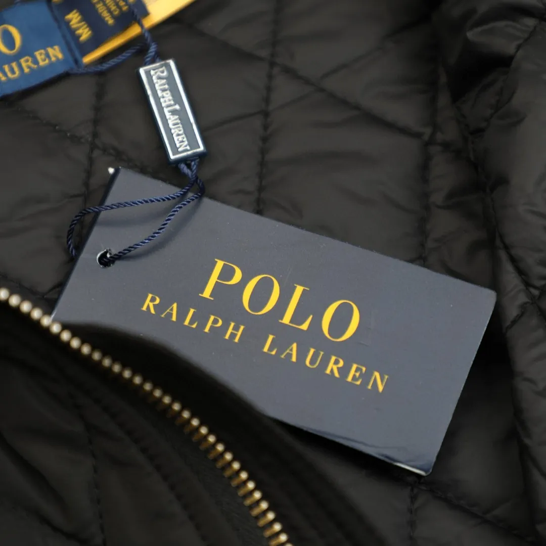 🅿️400 Ralph Lauren New Logo Logo Diamond Plaid Old Money Style Jacket Casual Couple Style Small Cotton Clothes 1️⃣Selected high-quality high-elastic cotton, internal and external integrated quilting technology with moderate thickness, encrypted high-quality quilting threads to integrate the fabrics into one! 2️⃣The workmanship details are perfectly controlled, the sleeves and shoulders are exquisitely embroidered with patches and small labels, the corduroy color-blocked lapels, and the multi-pocket design show off the details and highlight your personality! The version is simple but not simple! 3️⃣It is very youthful and energetic, and can be easily worn by both men and women. It is very in line with the fashion aesthetic concepts of today's young people! 4️⃣A full set of customized accessories, complete with three standards, same style for men and women, a must-have for couples! Color: black, navy blue Size: S, M, L, XL